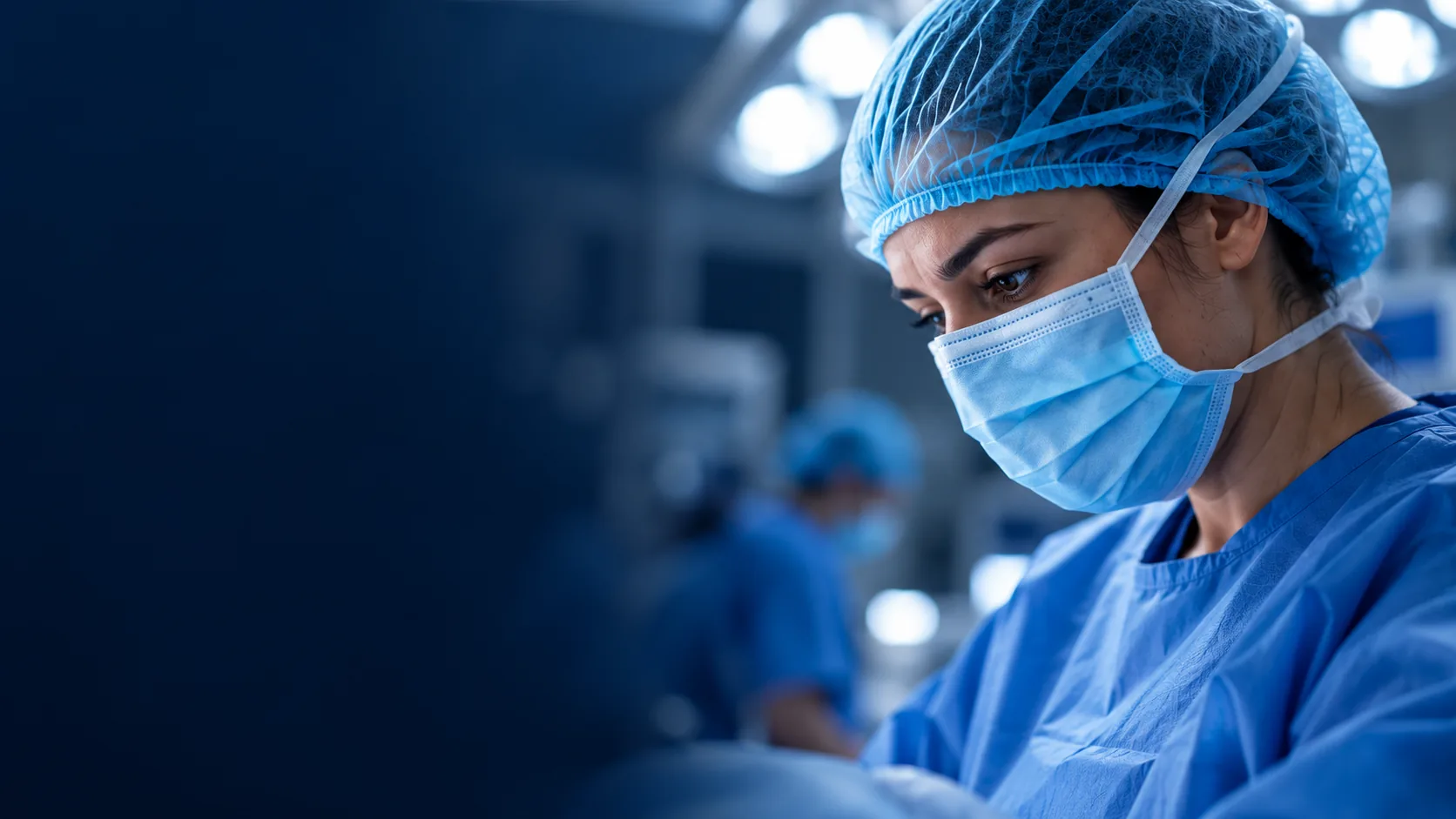 Profesional de la salud con gorro y cubrebocas en el quirófano.