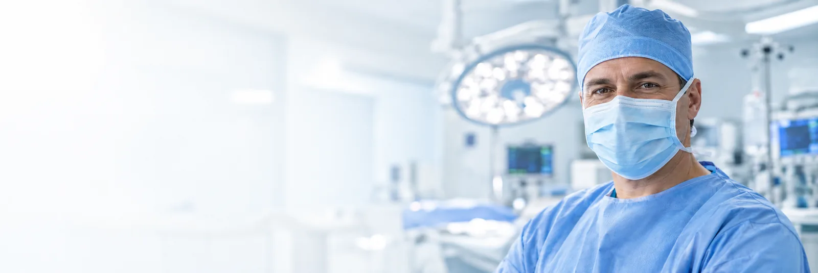 Profesional de la salud con indumentaria quirúrgica en un quirófano.