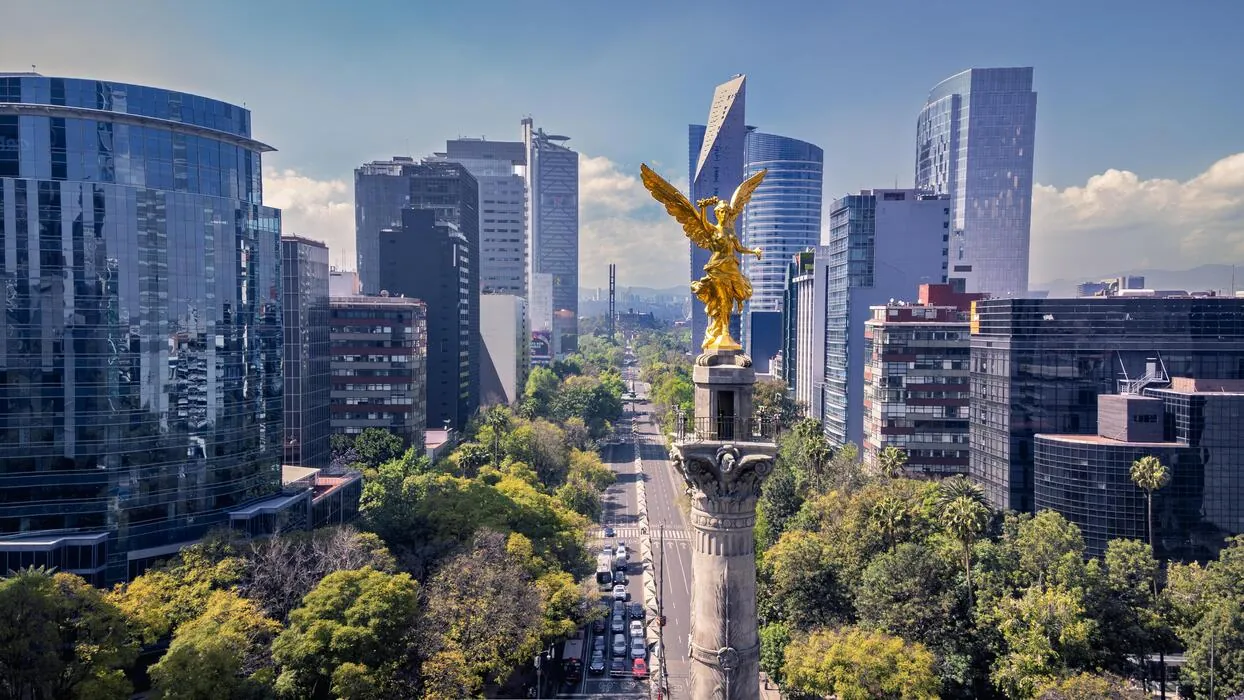 El Ángel de la Independencia y el Paseo de la Reforma en la Ciudad de México.