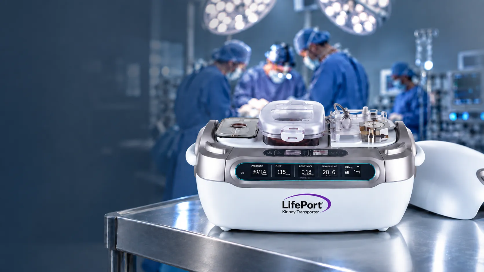 LifePort® abierto sobre una mesa de acero en un quirófano, con el equipo quirúrgico al fondo.
